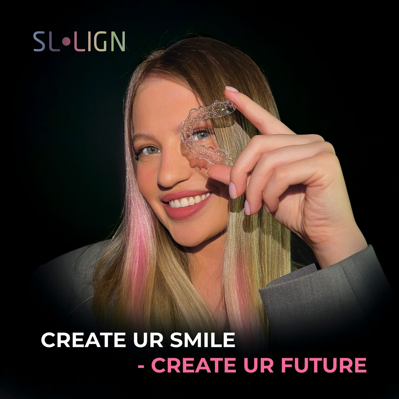 девушка держит элайнер в руках | SLlign